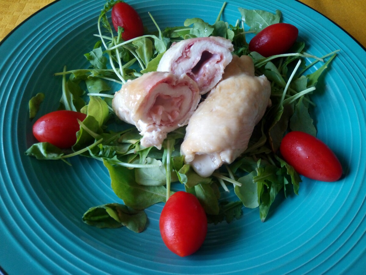 Involtini di petto di pollo con speck e mozzarella