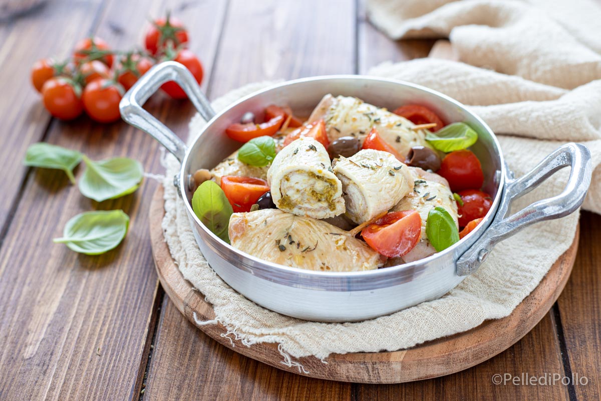 Involtini di pollo alla mediterranea con pomodori e pesto