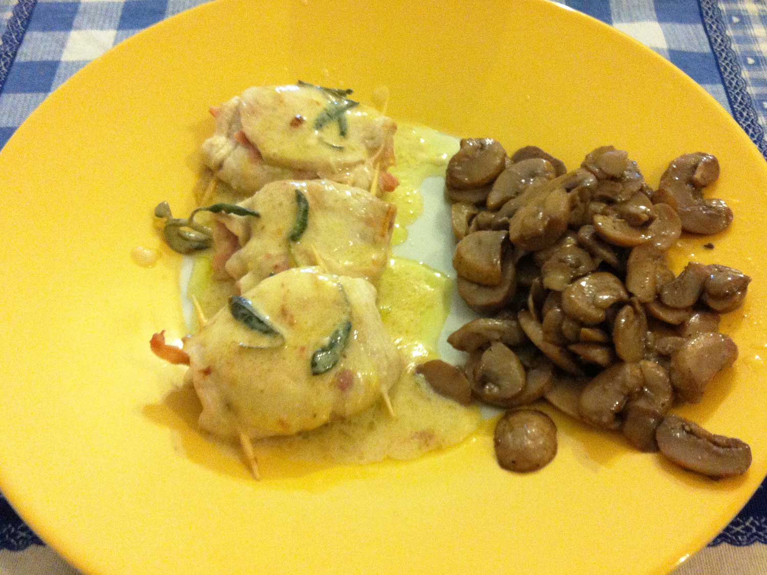 Involtini di pollo con funghi champignon