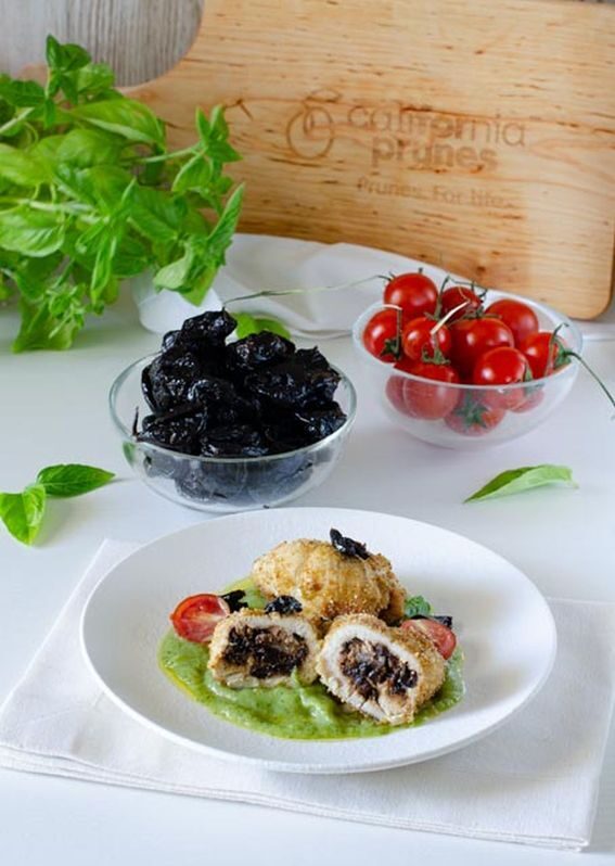 Involtini di pollo con ripieno di prugne della california su crema di zucchine
