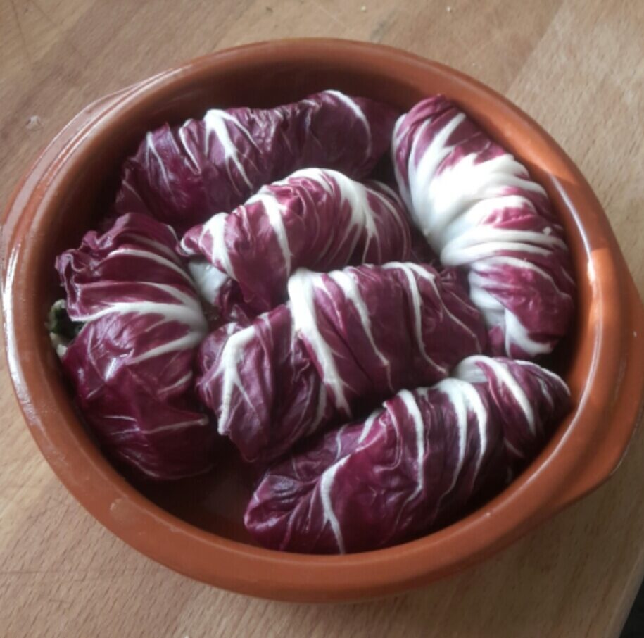 Involtini di radicchio con spinaci al burro e dadini di cotto