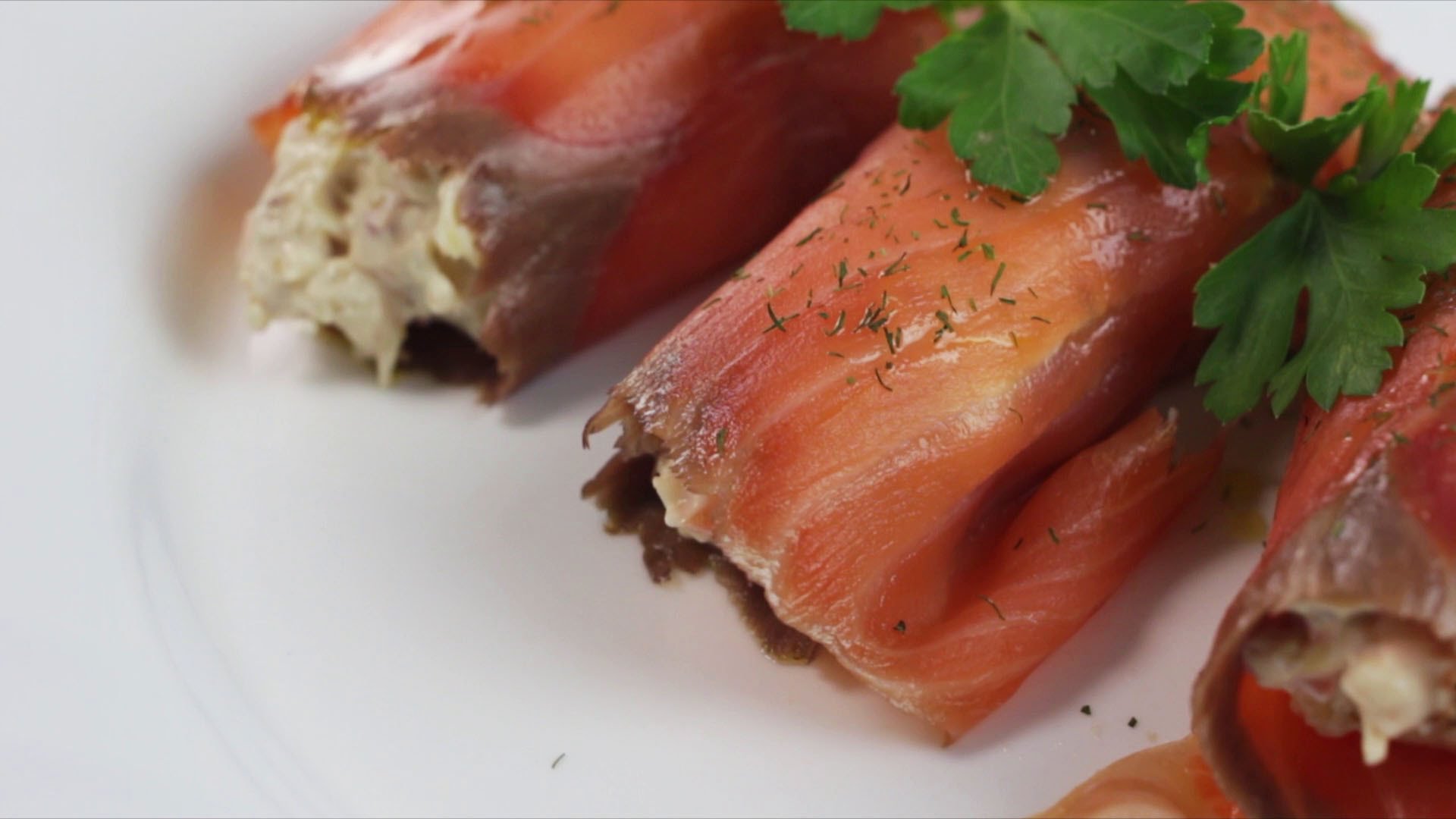 Involtini di salmone affumicato con philadelphia, rucola e noci
