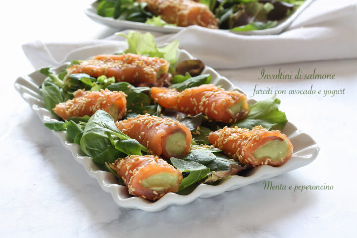 Involtini di salmone farciti con avocado e yogurt