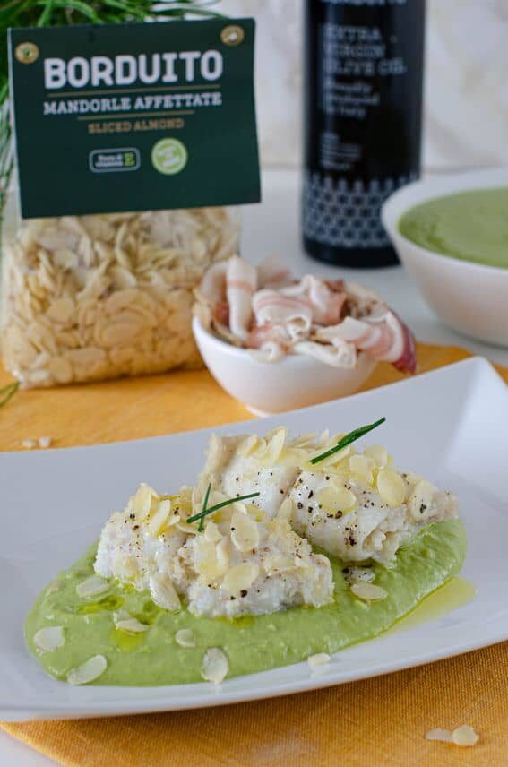 Involtini di sogliola con speck e mandorle su crema di piselli