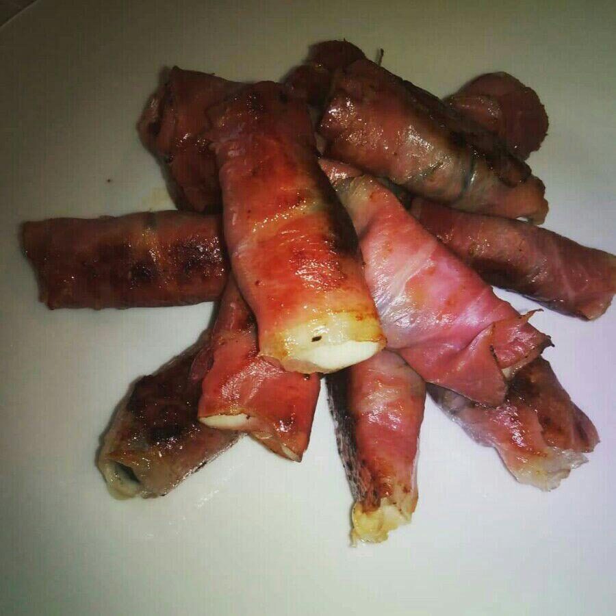 Involtini di speck con prugna e provola affumicata – ricetta per le feste