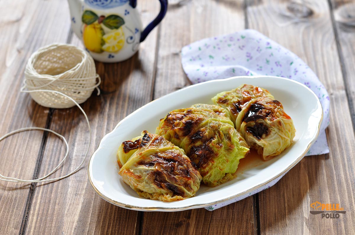 Involtini di verza con salsiccia al forno
