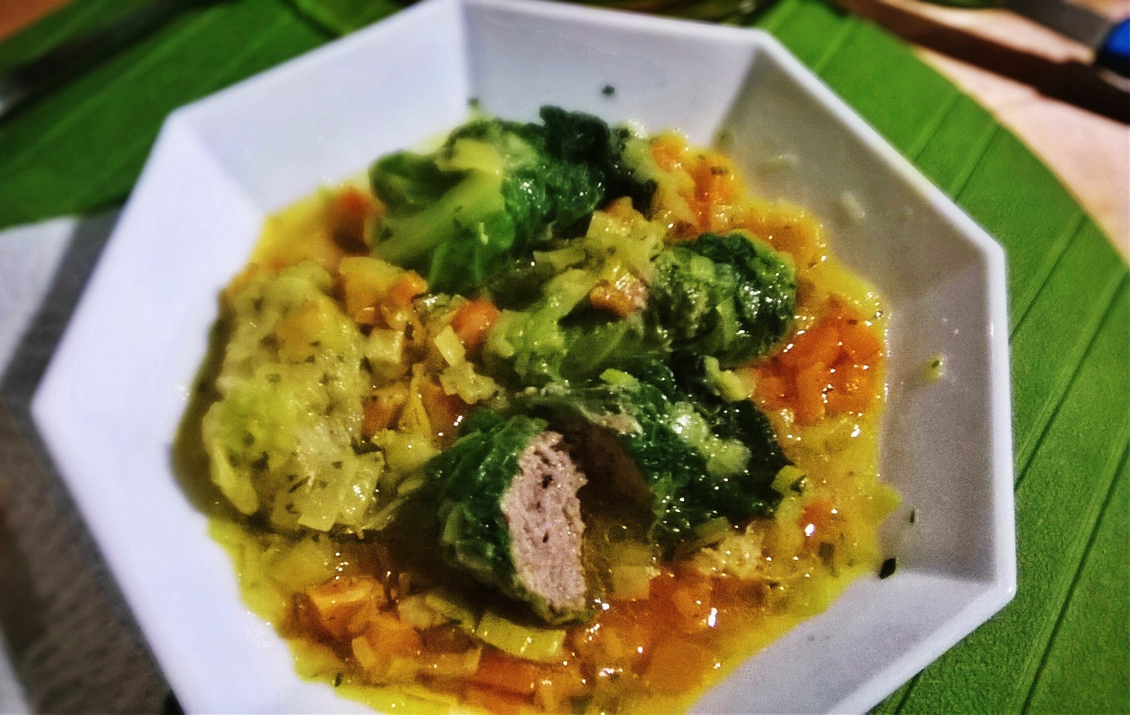 Involtini di verza ripieni di macinato, cotti in umido