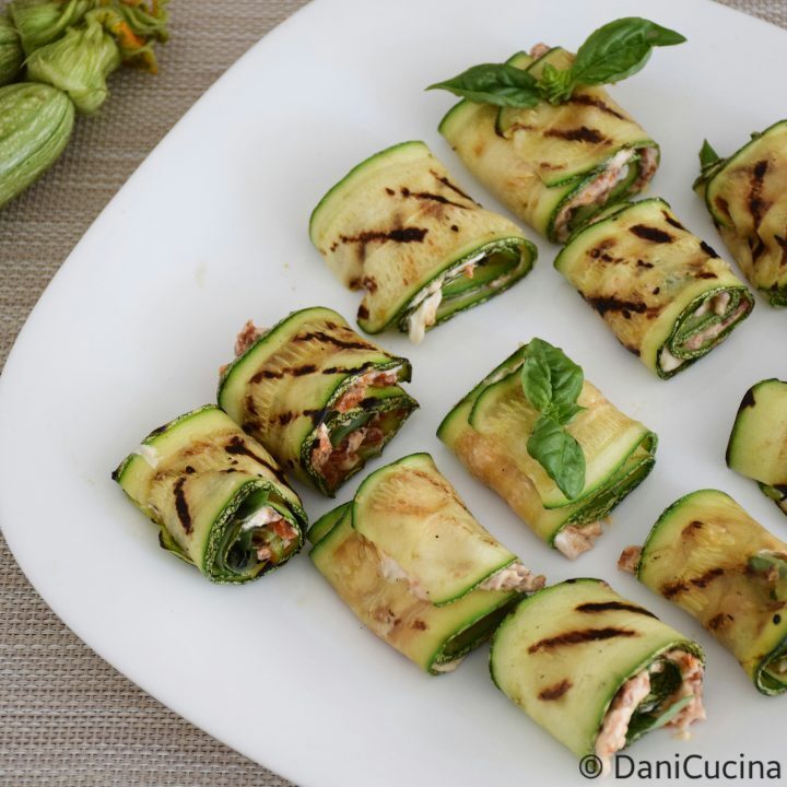 Involtini di zucchine grigliate con philadelphia e pomodori secchi