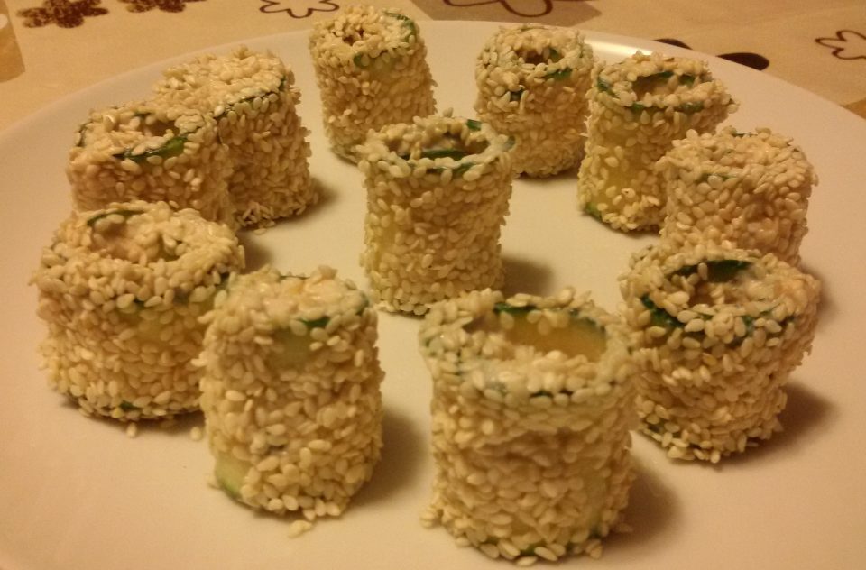 Involtini di zucchine tonno e sesamo