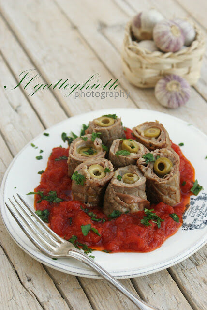 Involtini gustosi su letto di pomodoro italiano