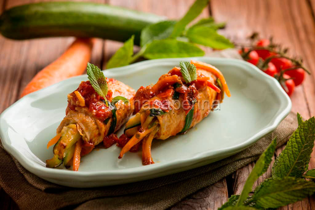 Involtini light di tacchino con pomodoro, zucchine e carote