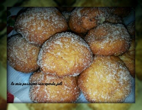 Iris fritta con ricotta cannella zucchero olio di semi per frittura.