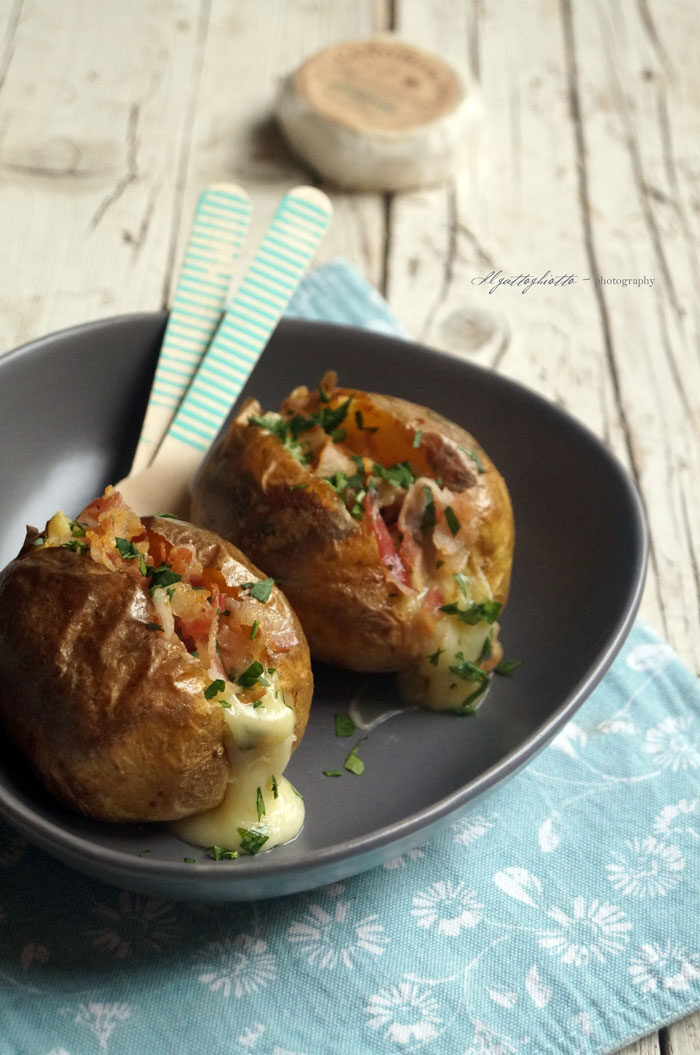 Jacket potatoes con bacon e langherino