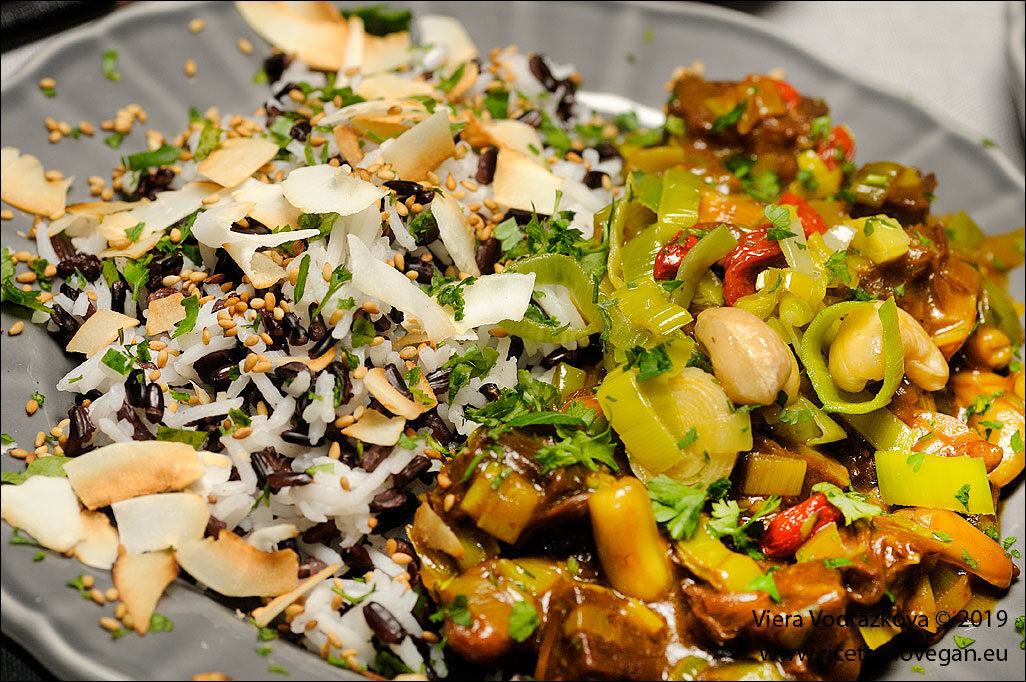 Jackfruit speziato con riso yin e yang bianco e nero