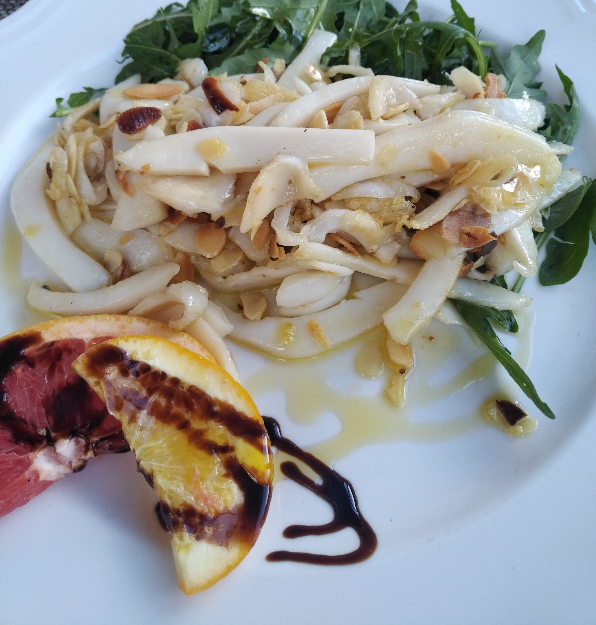 Julienne di seppie con lamelle di mandorle