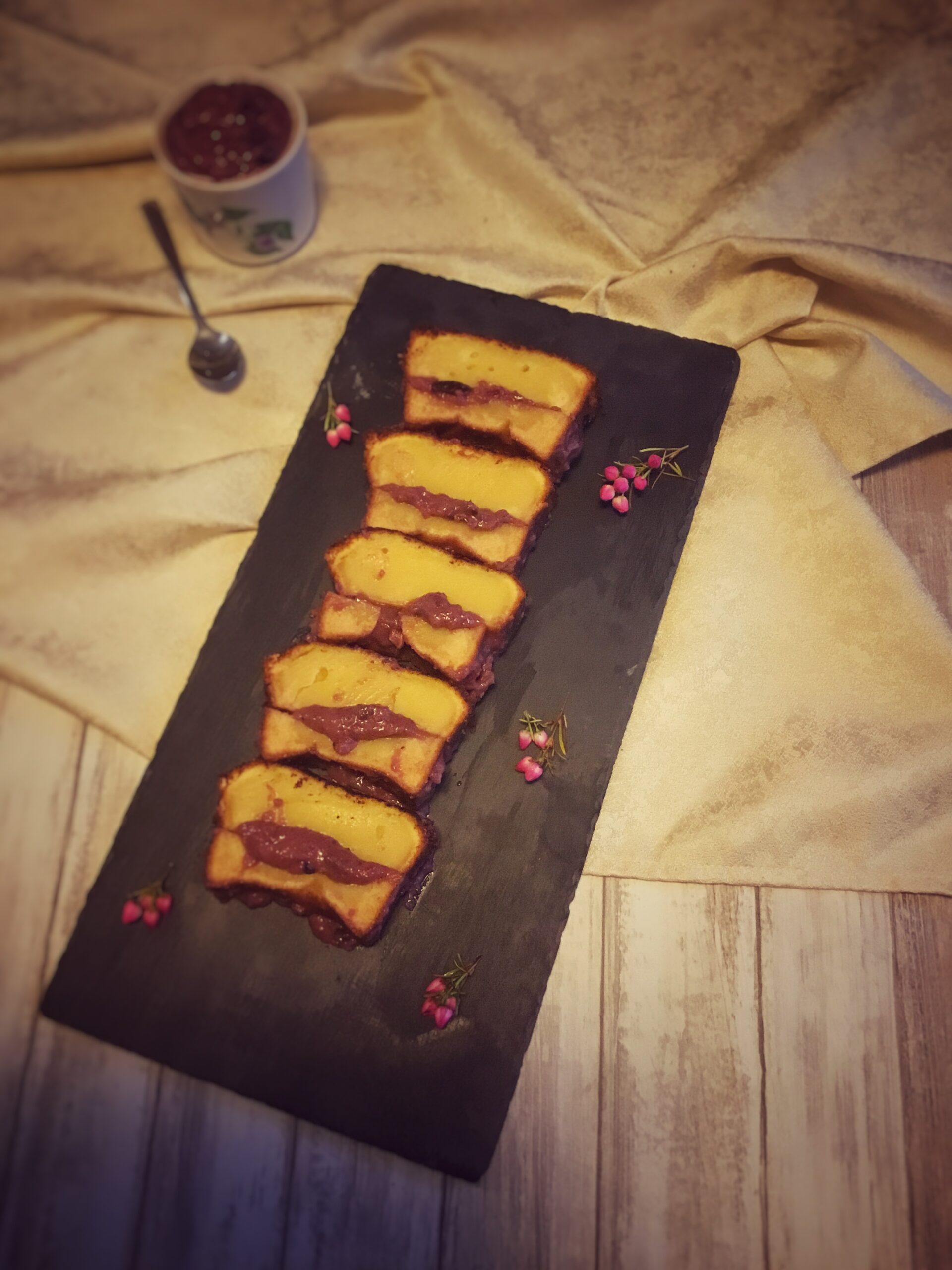 Kasutera con crema alle ciliegie (giappone)