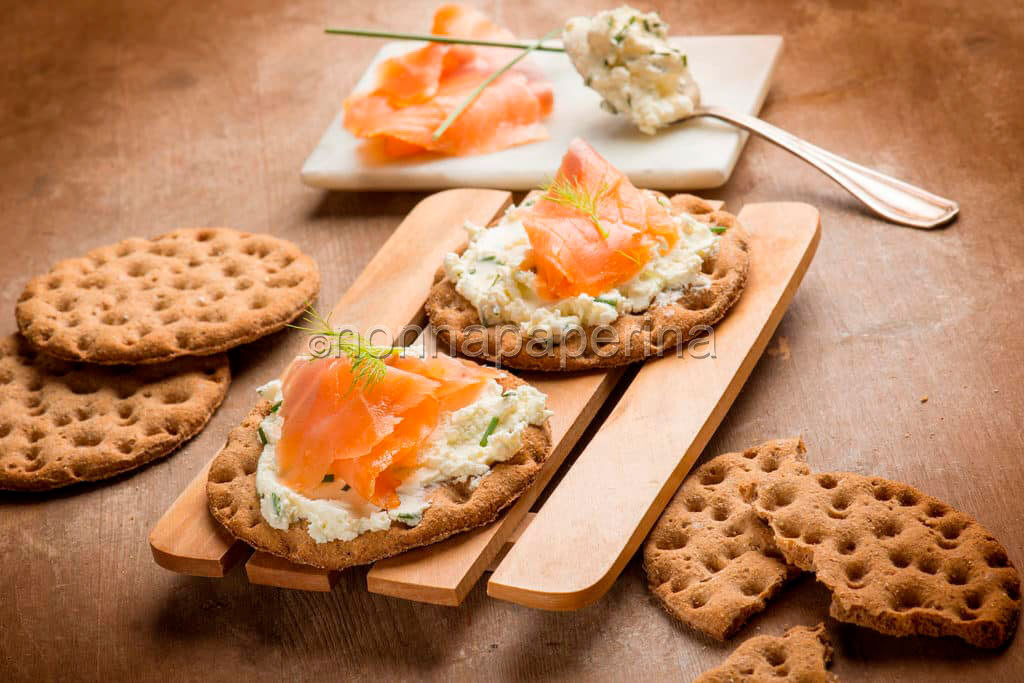 Knäckebröd råg con salmone affumicato e crema al formaggio, a tavola!