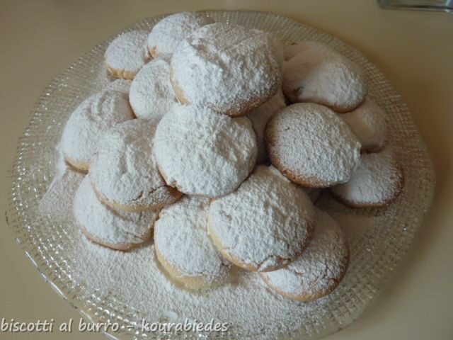 Kourabiedes, i biscotti al burro del natale greco