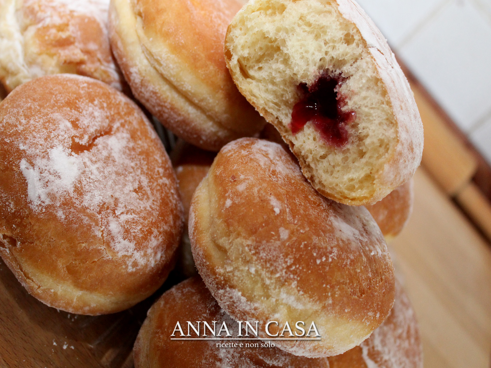 Krapfen con confettura di ciliegie