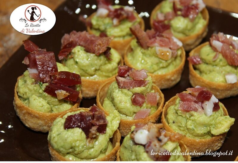 Krustader Ikea con crema di avocado e briciole di speck