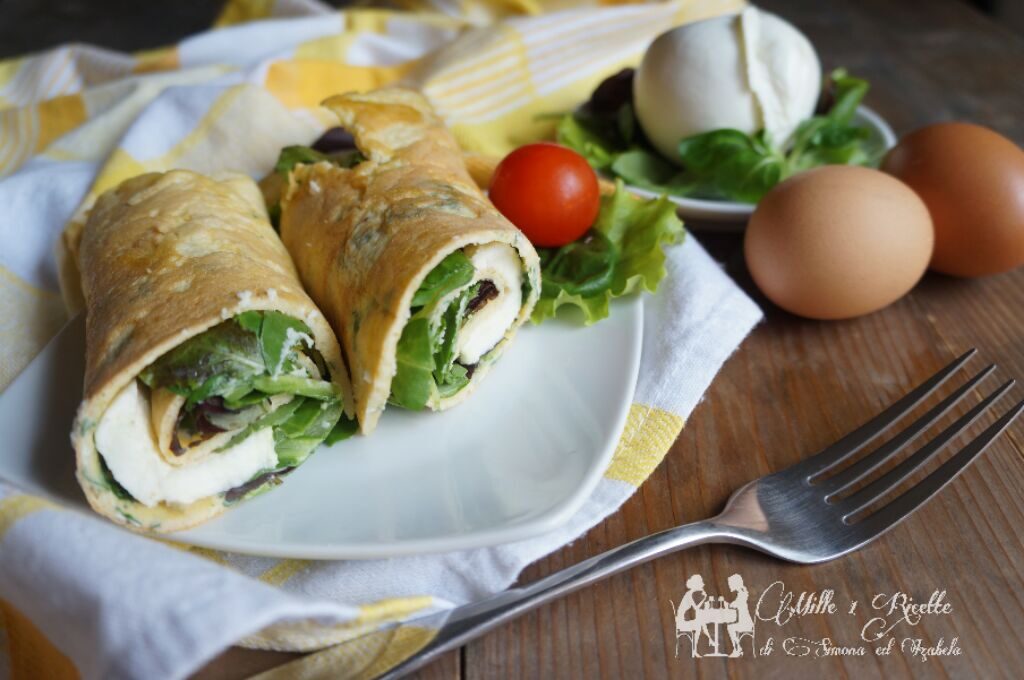 La crepes di uova con insalata mista e mozzarella di bufala