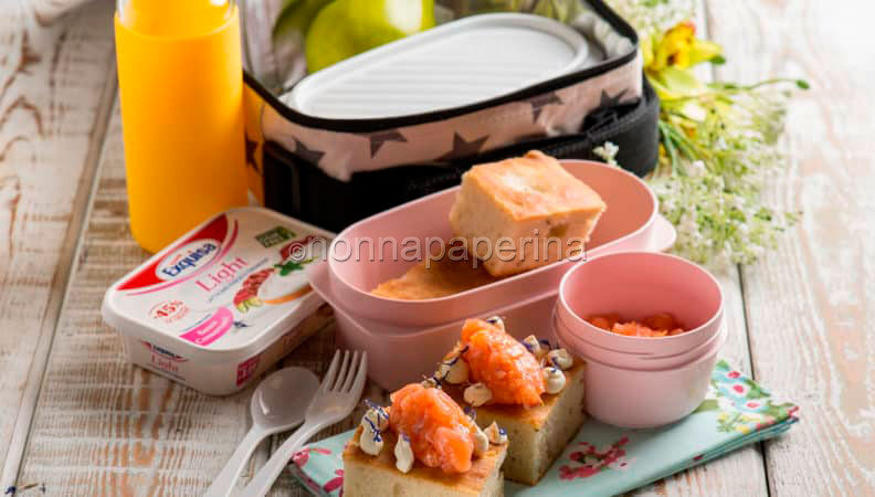 La focaccia al rosmarino con tartare di salmone e formaggio