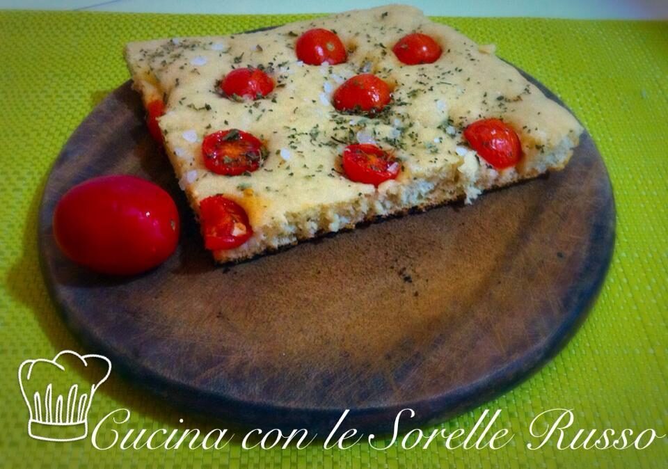 La focaccia pugliese, morbida bontà casereccia