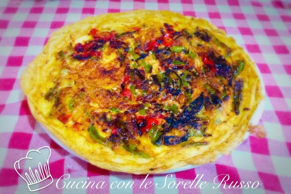 La frittata di peperoncini verdi, bruciacchiata e saporita