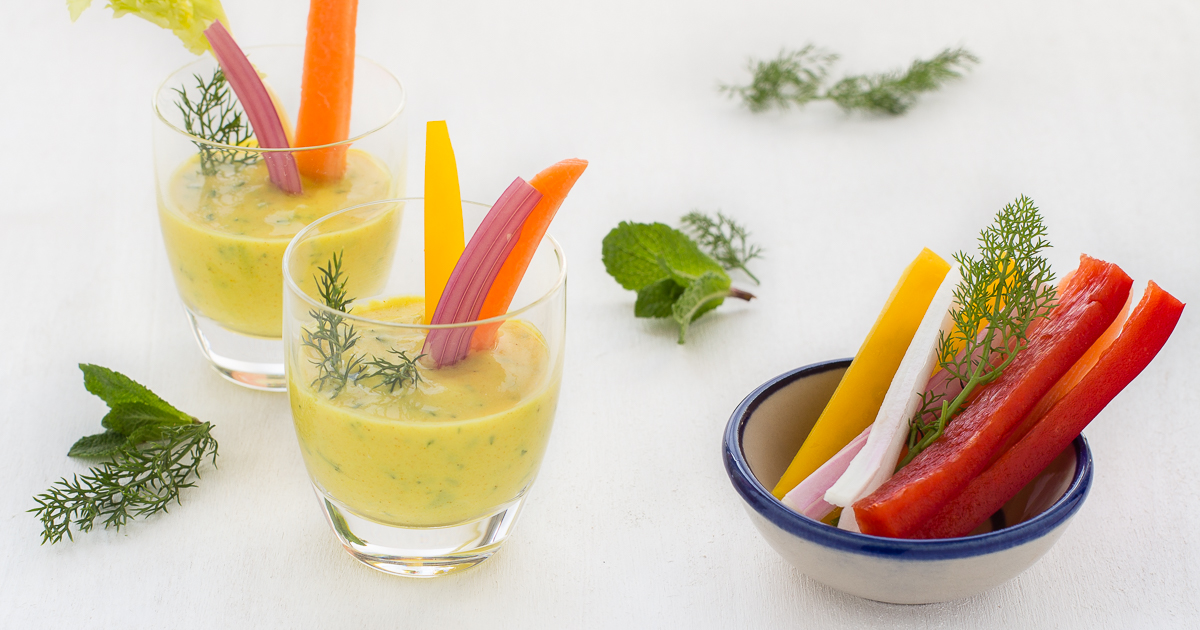 La maionese vegana (senza uova) con yogurt, curcuma e erbette