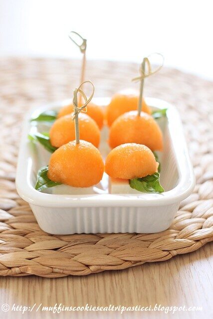 La mia “estate in un boccone”: spiedini di melone, feta e basilico