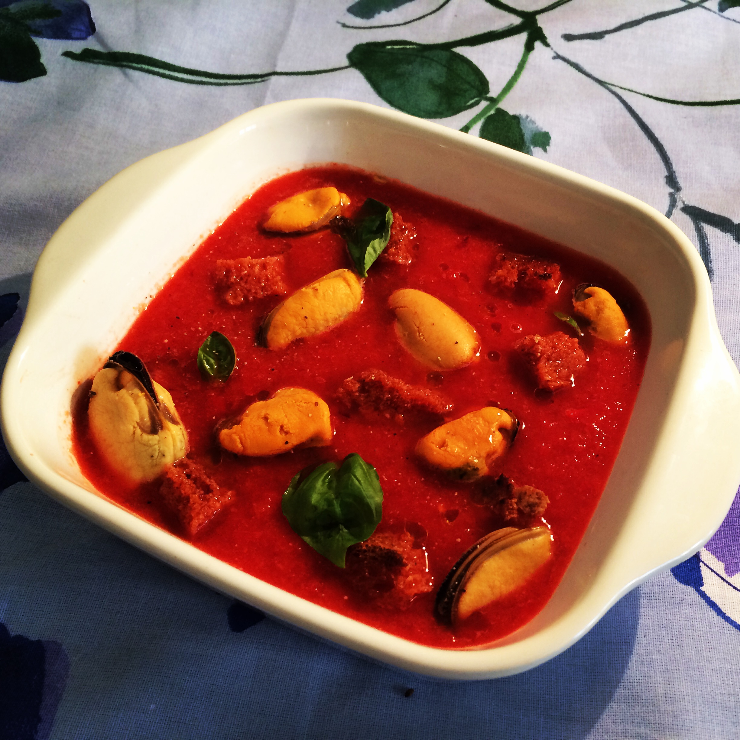 La mia prima ricetta!!!!      “naufragio di cozze in un mare di gazpacho”