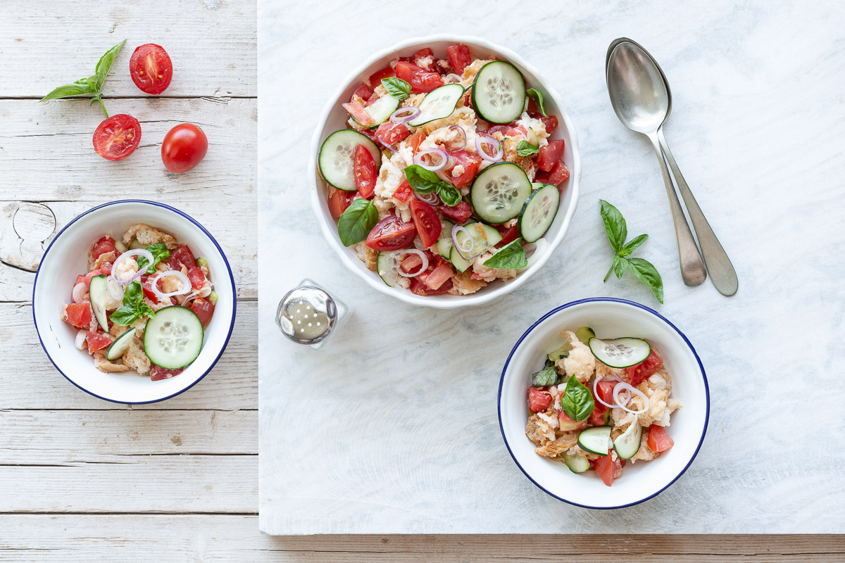La panzanella, di pane raffermo, pomodoro e altre meraviglie.