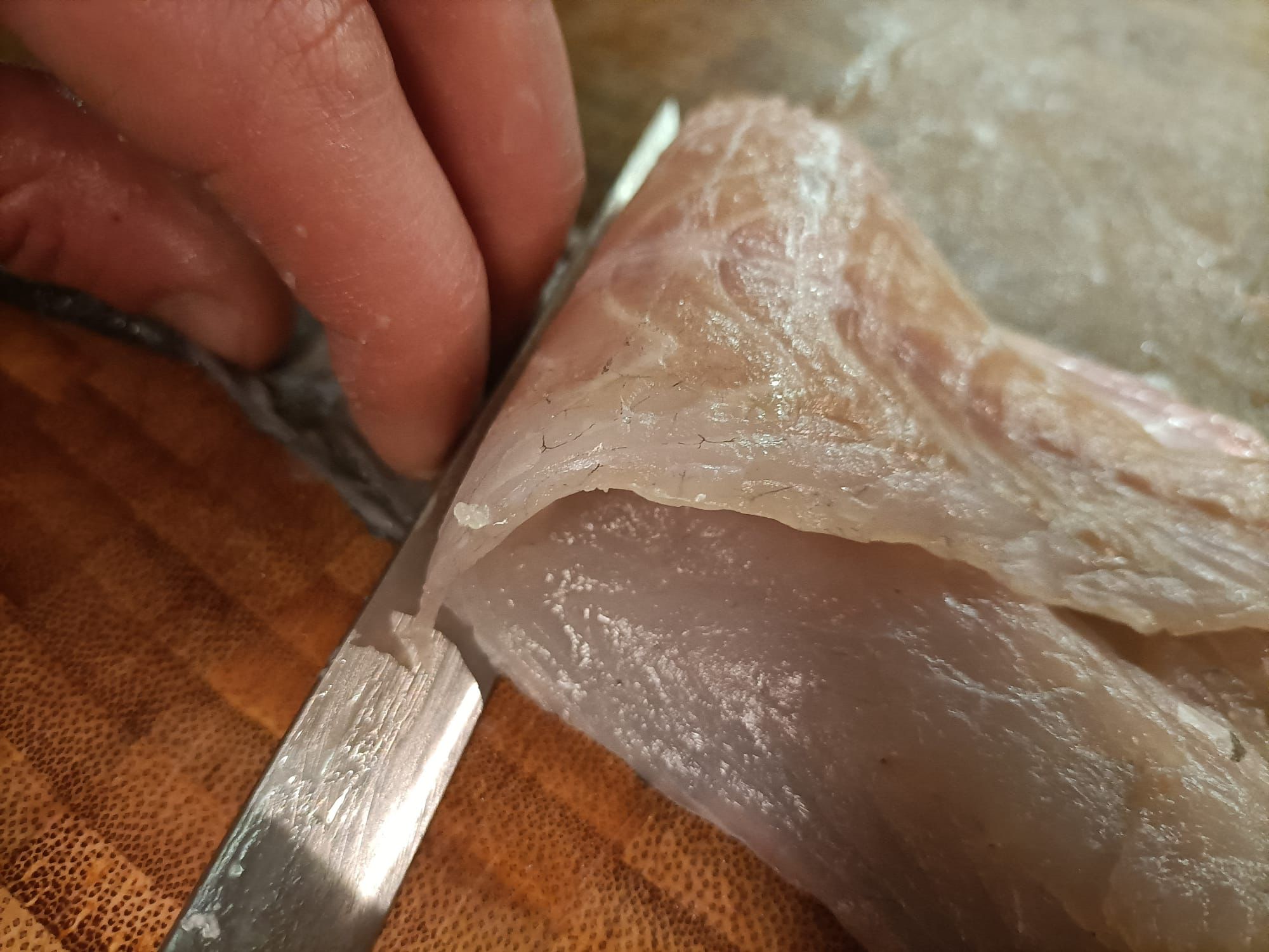 La pelle del pesce si mangia? perchè si e perchè no. come spellare un filetto di pesce