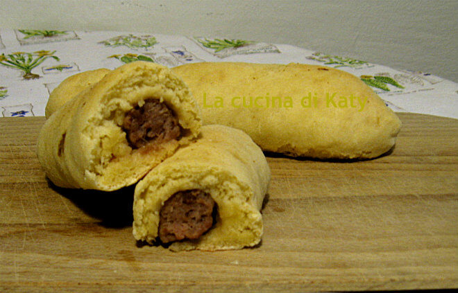 La tira sapete cos’è (panino con salsiccia)