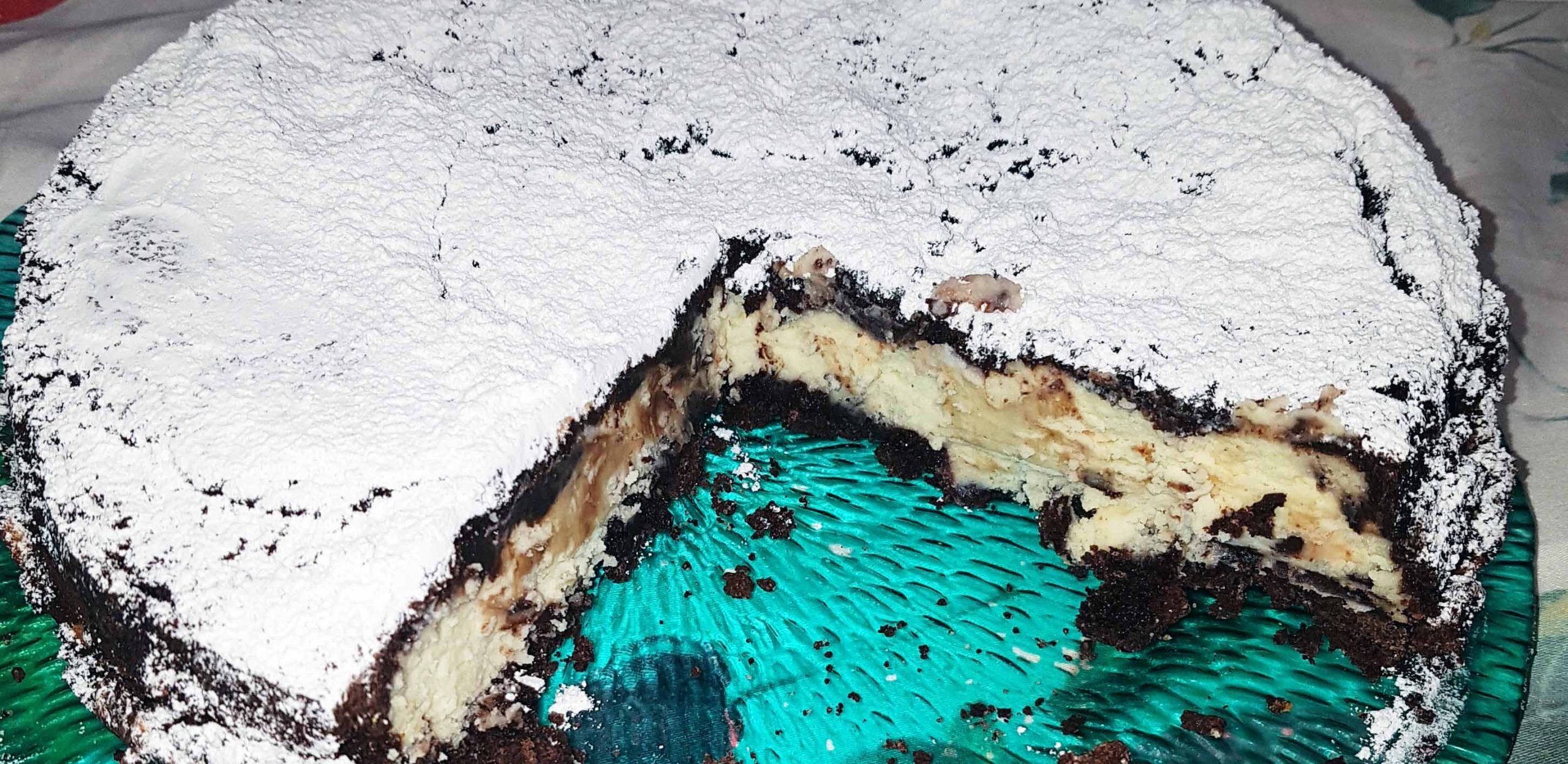 La torta al cioccolato ripiena di ricotta