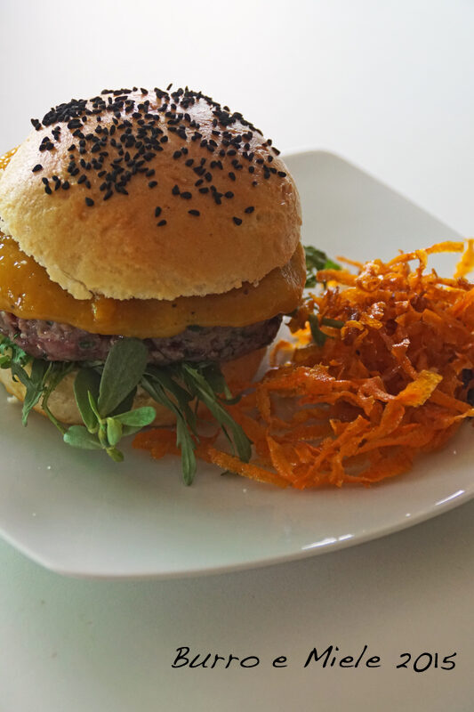 Lamburger, ovvero, hamburger di agnello, con ketchup di mango e “chips” di carote al cumino
