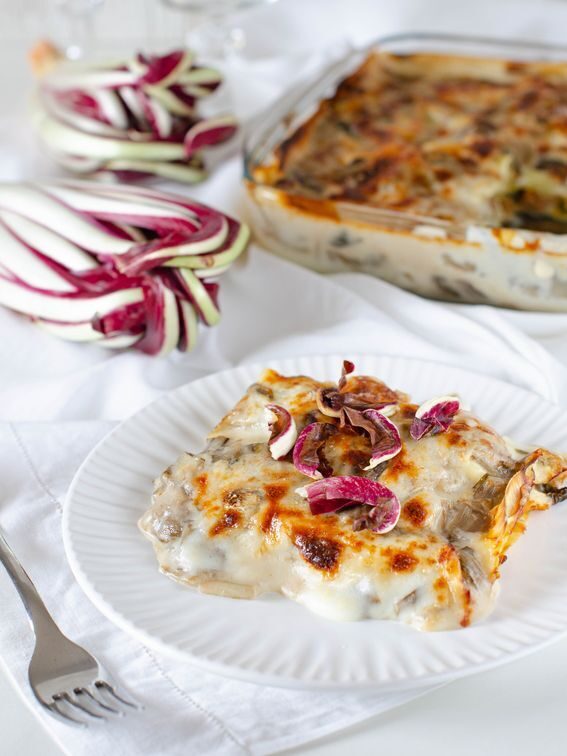 Lasagna con radicchio e salsiccia con besciamella senza lattosio