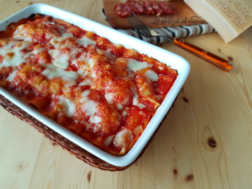 Lasagna con salsiccia sbriciolata e salame piccante