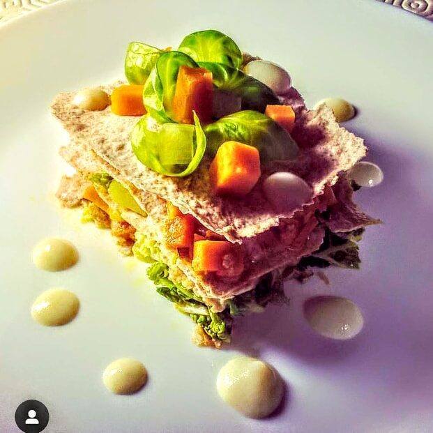 Lasagna con sfoglie di pane azzimo farcita con cavoletti di bruxelles, carote e zucca