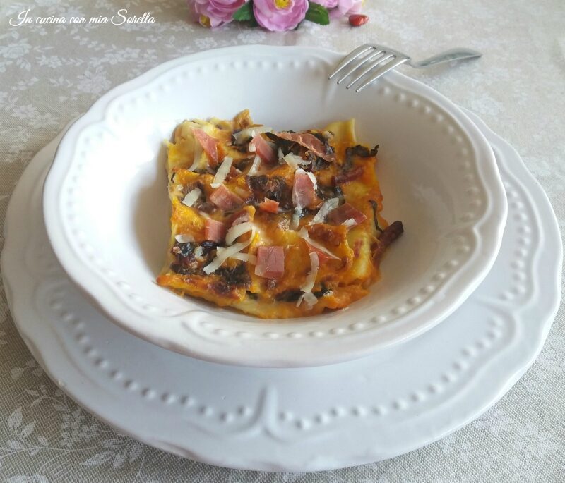 Lasagne alla zucca con coriandoli di radicchio e prosciutto – ricetta pasta al forno di carnevale