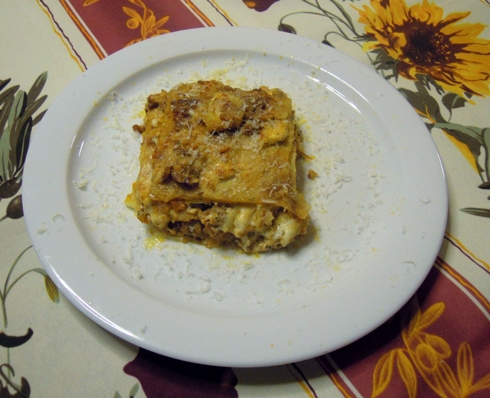 Lasagne con carne funghi e pomodoro fresco