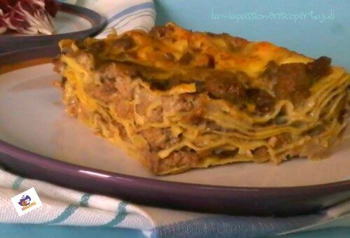 Lasagne con radicchio, besciamella, radicchio carne ovina, carote, sedano.