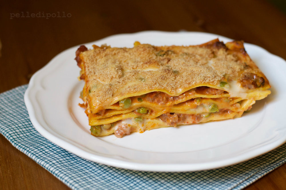 Lasagne con salsiccia e piselli al forno