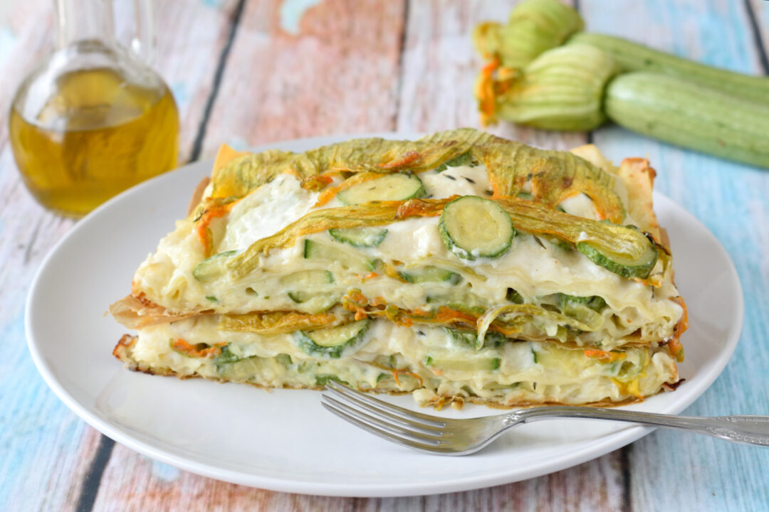Lasagne con zucchine e fiori e besciamella allo stracchino