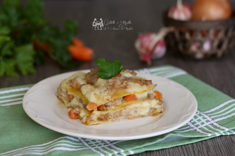 Lasagne cremose con salsiccia e funghi