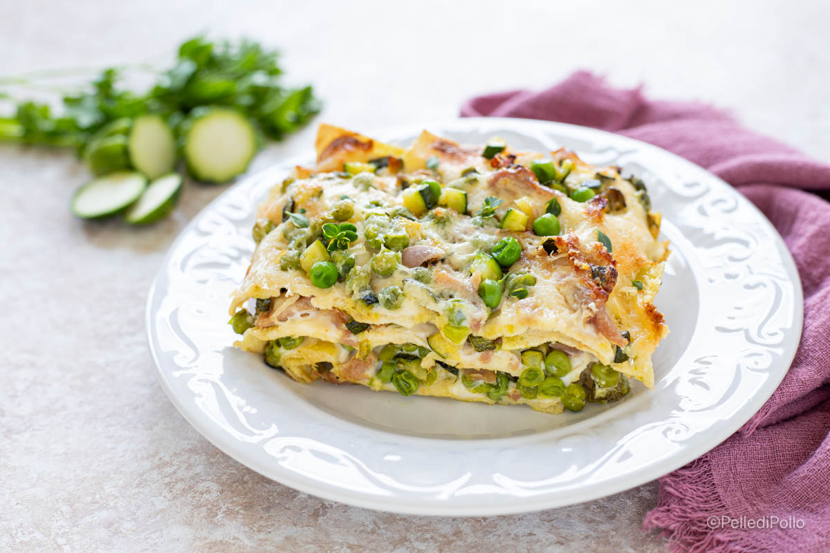Lasagne di pane carasau con piselli, prosciutto e zucchine