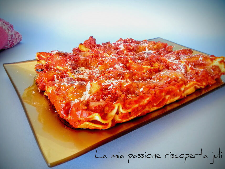 Lasagne di ragù e salsiccia macinata con cipolla, siciliana