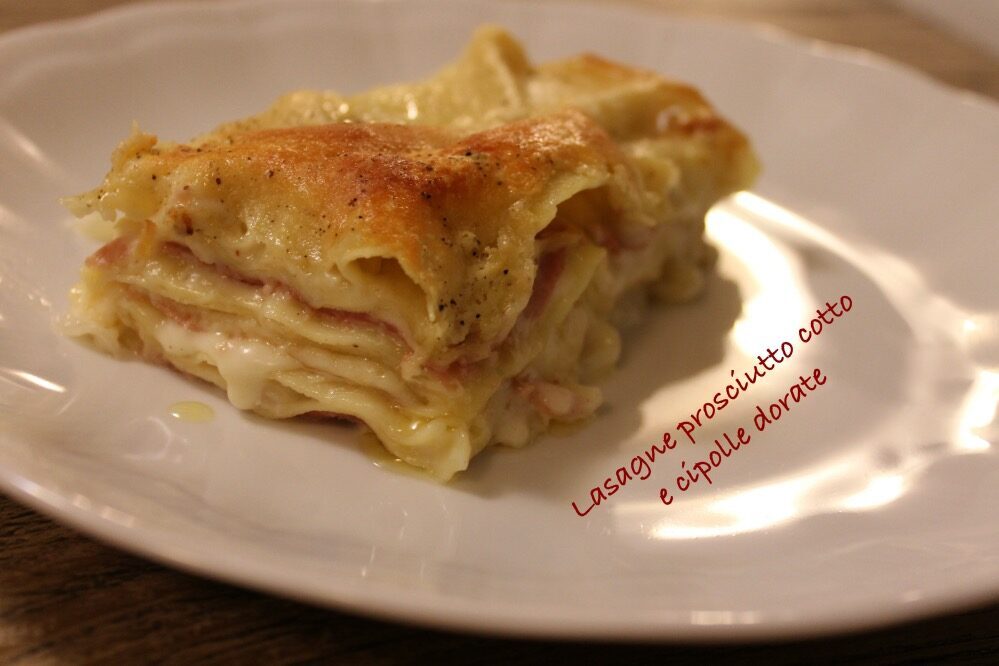 Lasagne prosciutto cotto e cipolle dorate