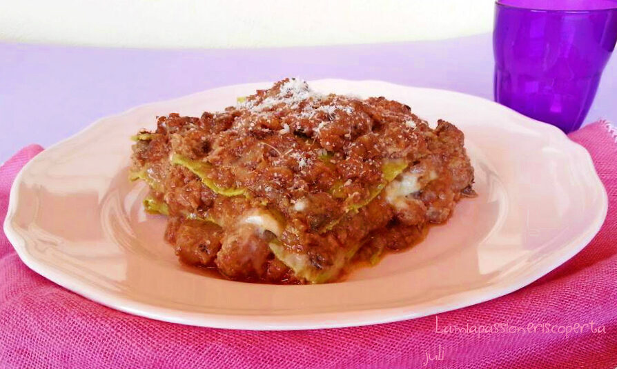 Lasagne verdi con salsiccia e melanzane besciamella