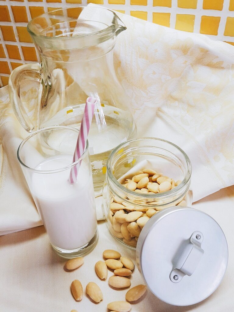 LATTE DI MANDORLE fatto in casa